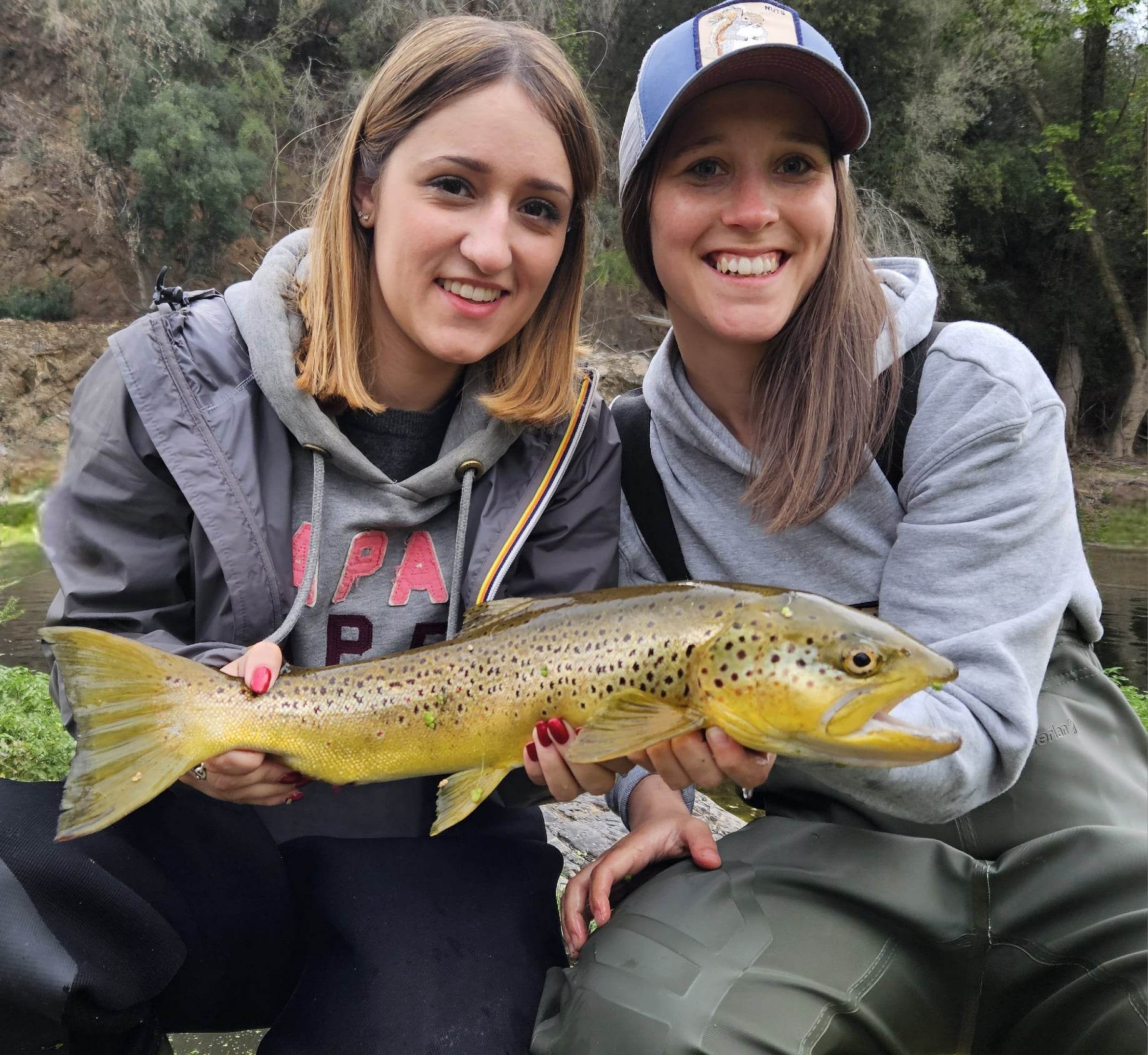 Deux pêcheuses contente d'avoir prient une belle fario