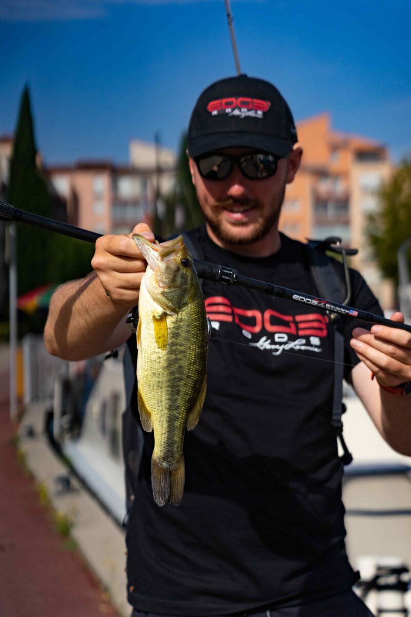 Maxime Tourrisseau avec un black bass en street fishing